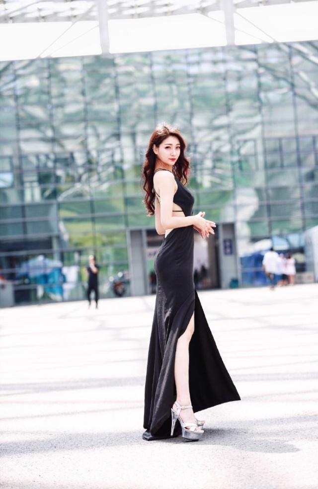 街拍:艳冶柔媚的小美女,白色短袖配卡其色半身裙,时尚气质