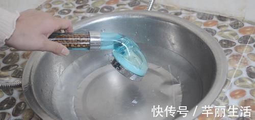 疏通|淋浴喷头堵了不用怕,学会这诀窍,只需一个塑料袋就能轻松解决