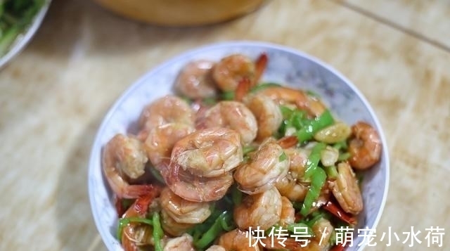 8个人的晚餐,一桌菜花费不到200元,网友:羡慕四线城市的生活
