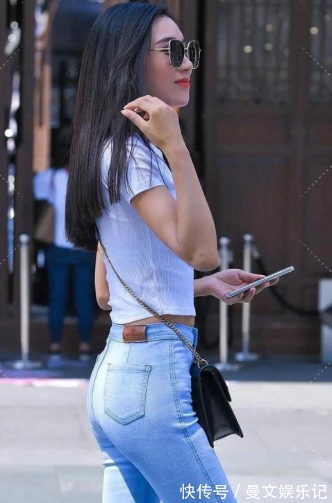 服装 白色T搭高腰牛仔裤,大方气质又显瘦,而且减龄又时尚