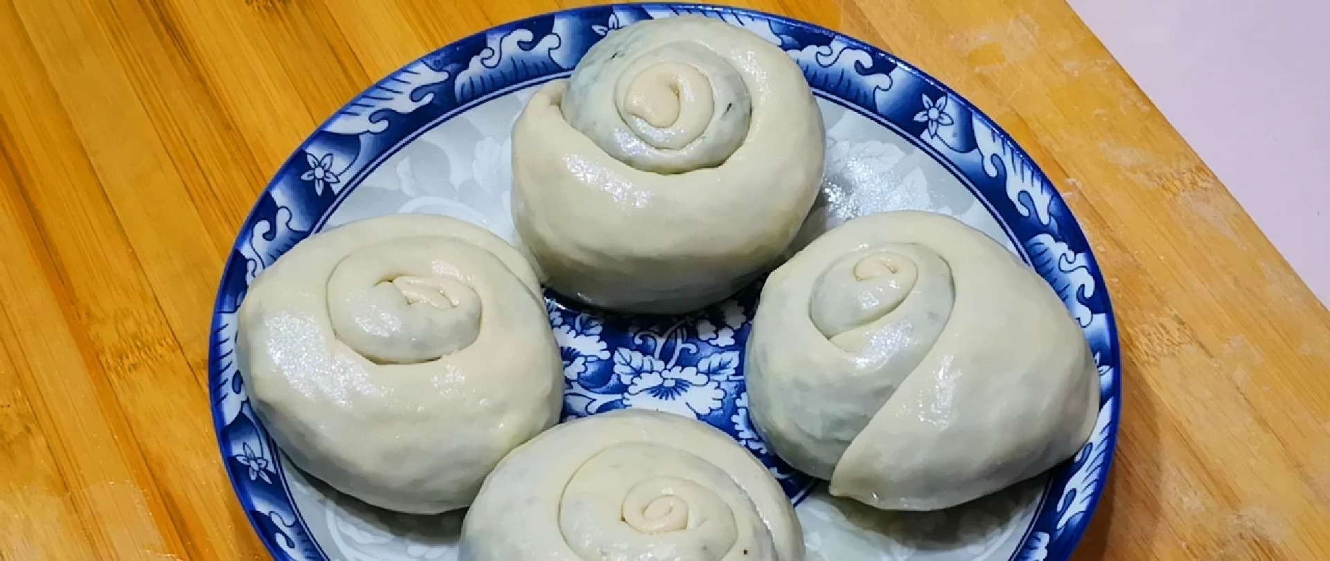 韭菜盒子用冷水还是热水和面?学会这方法,皮薄如纸,凉了也很软