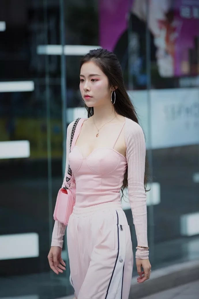 街拍:高跟鞋魅力搭配,展现出女性身上的独有气息