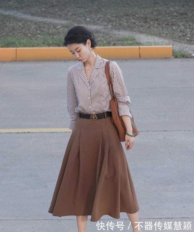 气场|精致的女人自带气场,针织衫配半身裙,女人30岁一样可以很高级