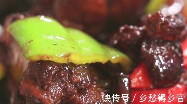 青红菜椒|排骨这样做真美味,搭配萝卜干焖着吃,鲜嫩又营养,家人都爱吃!