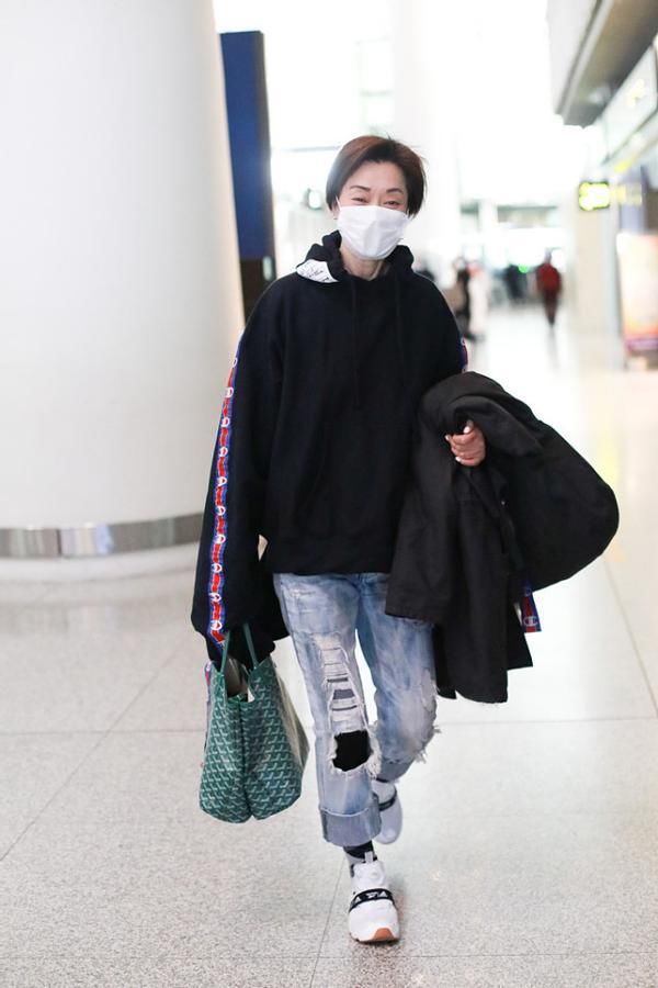 奔六的毛阿敏也老了，防风羽绒服配鲨鱼裤，不见歌坛大姐大风范