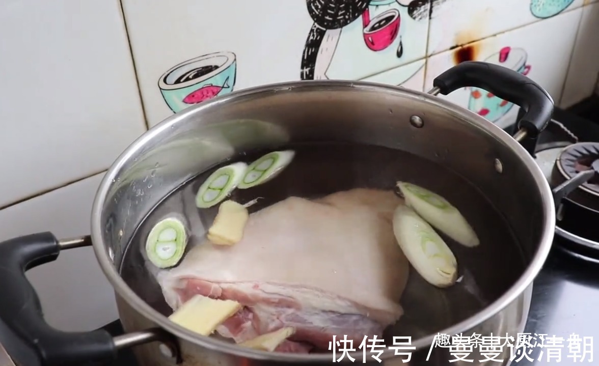 过年吃肘子,教你最好吃的做法,香嫩软烂肥而不腻,看着就流口水