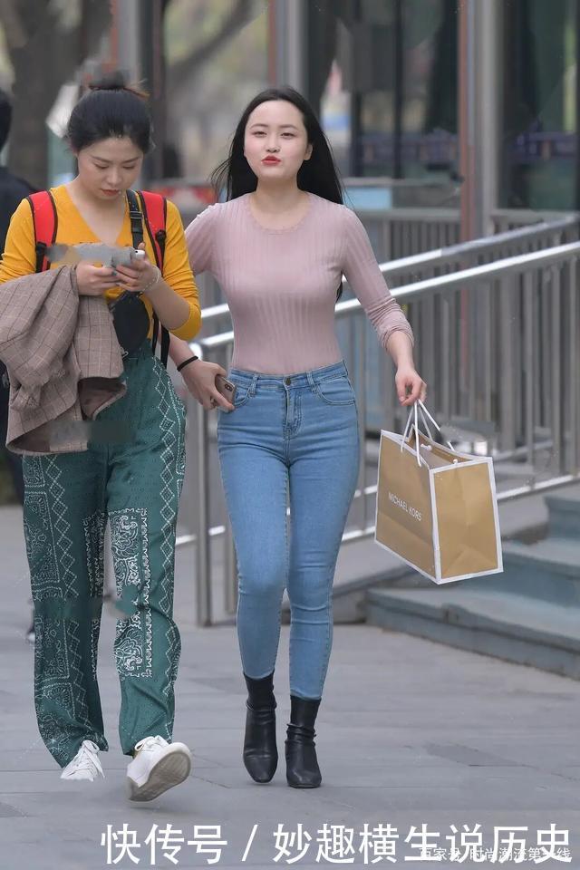 火了一种新穿法,“牛仔裤+半筒靴”,连中年女士都按耐不住了!