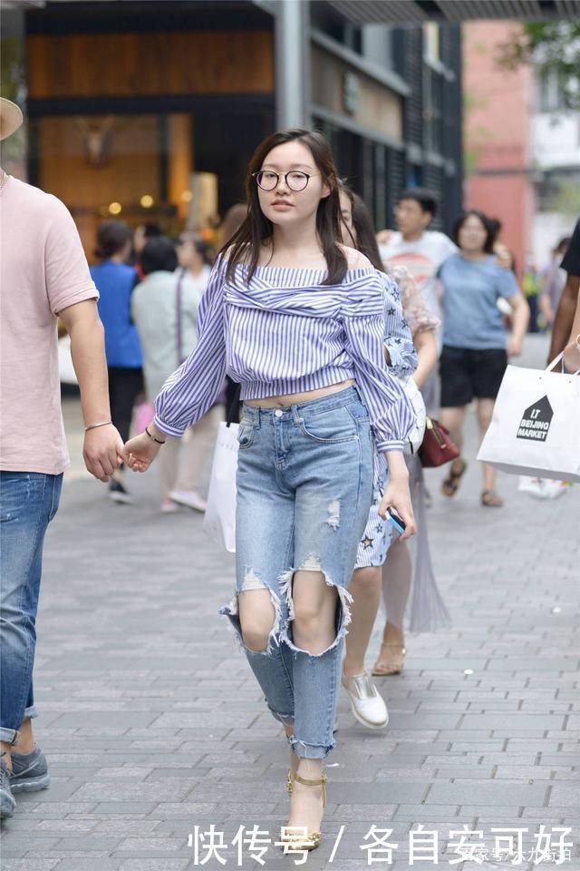 时尚妹妹的简单穿搭，一款牛仔裤就能配出简约风格