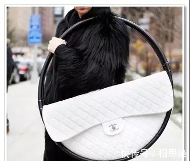 法棍包 凭画风清奇登上热搜,这些“洞洞鞋耳环”跟法棍包包,你敢买吗?