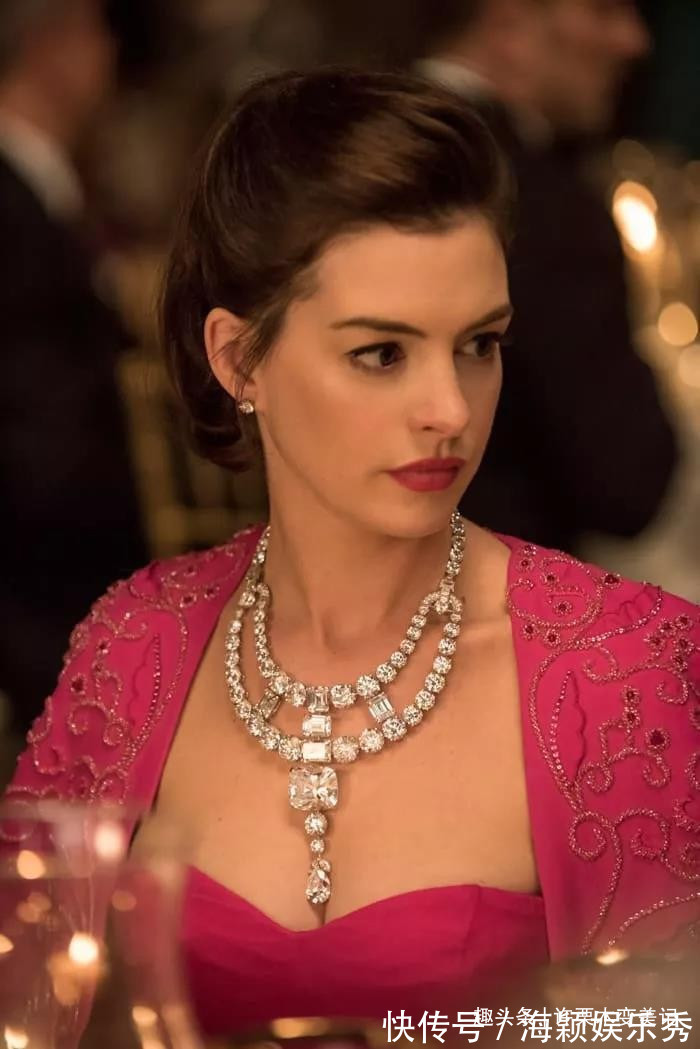 珍珠项链 女人过了45岁,建议少戴这4种“首饰”,显廉价不说还没气质