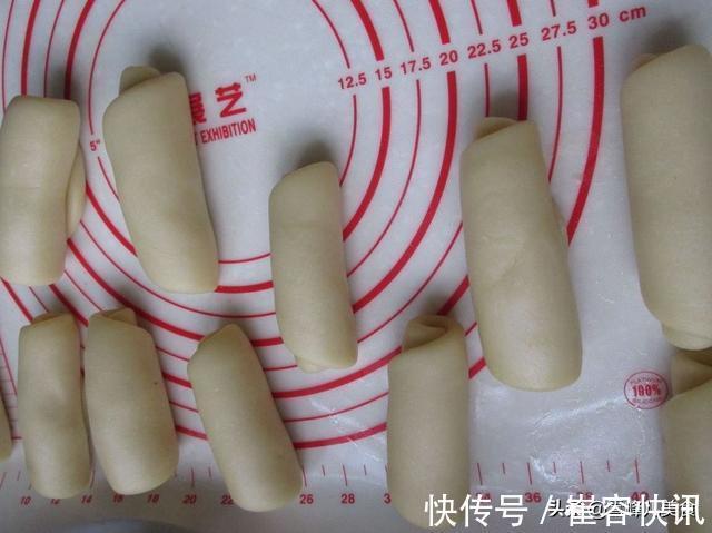 水油|外卖10块钱一个的蛋黄酥,自己做3块钱就搞定,酥得掉渣特好吃