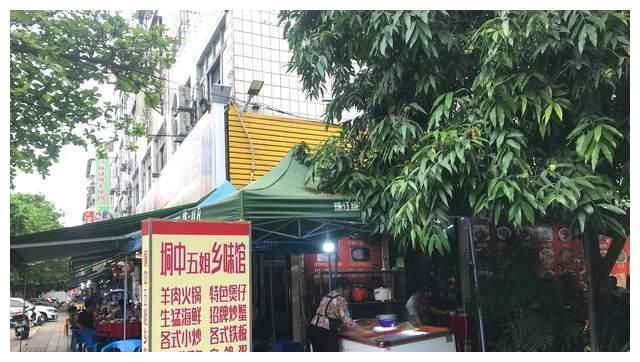 在广西东兴国门景区，邂逅一条美食街，异域风情小吃太诱人