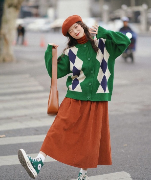 格纹 “针织衫+半裙”才是今冬最火穿搭,简约大方又时髦,照穿准没错