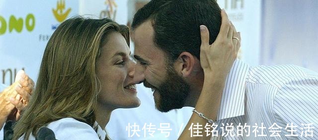 蕾丝!谁说莱蒂齐亚不爱珠宝光是腕间都很精彩,最爱婆婆送的字母手链!