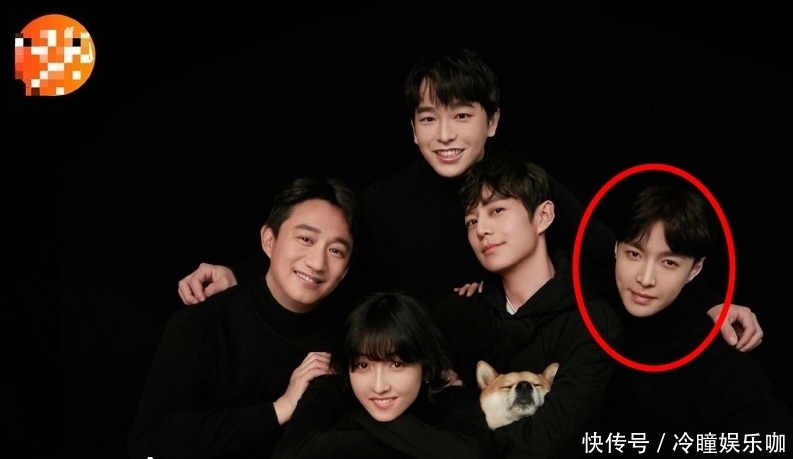 《向往》官微晒深情版海报,全体嘉宾黑衣出镜,张艺兴站位引关注