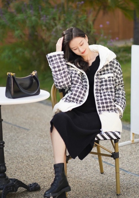 小仙女|秋冬季,羽绒服怎么穿才好看?和紧身裤或半身裙搭配,高级又时髦