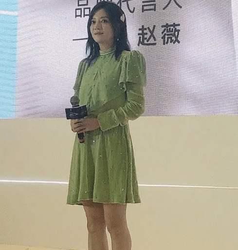 赵薇活动被抓拍,生图曝光真实颜值,这才是44岁女人的真实状态