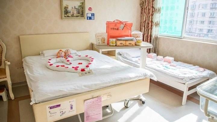 分娩|济南:当助产士的大手和2630g女宝宝的小脚碰在一起……