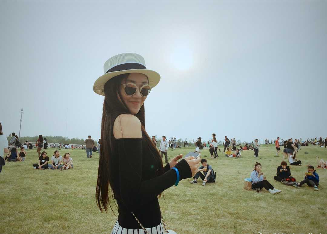 菅纫姿不愧是气质丽人,黑色露肩上衣配阔腿裤潇洒随性,舒适洋气