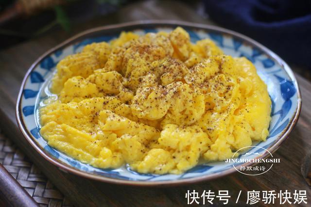 炒鸡蛋加牛奶没错，炒出来又滑又嫩，一不小心就光盘
