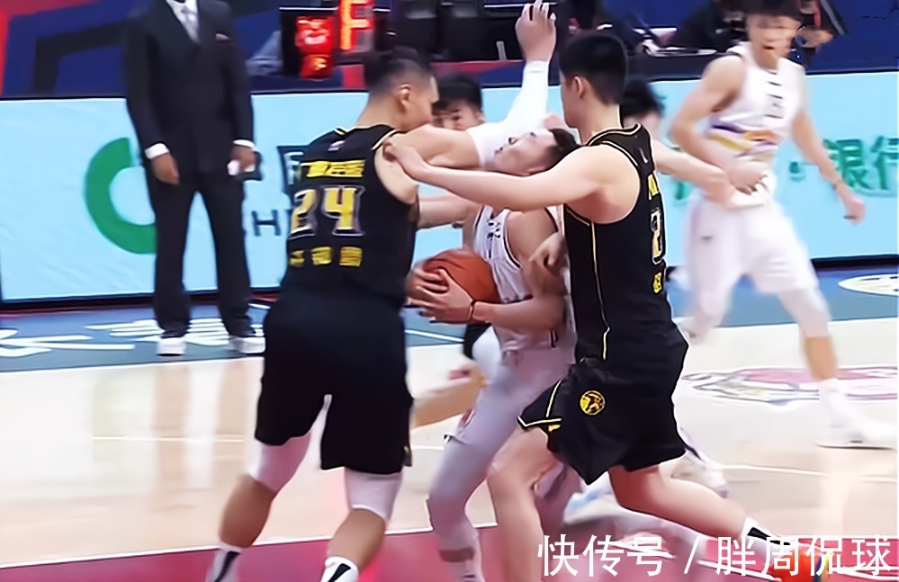 裁判员|打断2根骨头!CBA上演暴力犯规,许钟豪或面临终极制裁