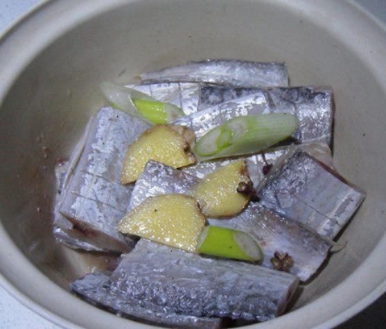 肉质|炸带鱼，别再裹面糊了！大厨教你这一招，酥脆鲜香肉质嫩滑不回潮