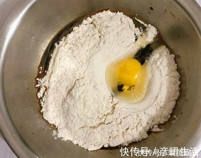 做法|红糖发糕最简单的做法，搅一搅拌一拌，连手都不用沾面，蓬松香甜