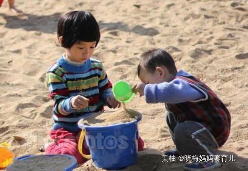 打架|“都是第一次当人,凭什么让你”,妈妈和2岁儿子打架意外走红