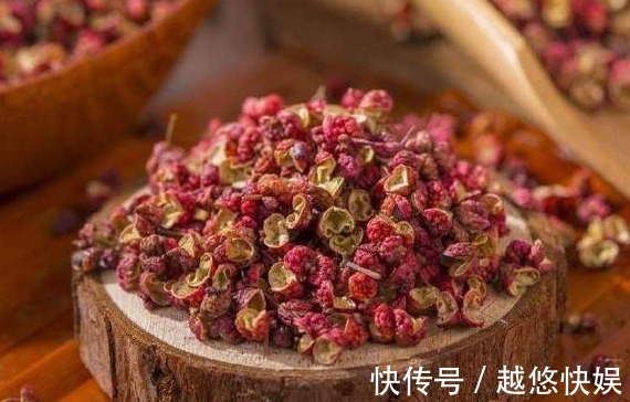 白发|天天吃补药,不如睡前泡脚,泡脚水里加点料,预防白发,延年益寿