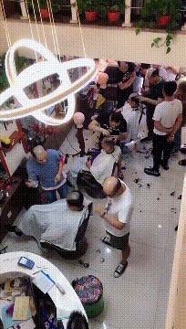 |搞笑GIF：来这家店理发的，怕都是总监级别的吧