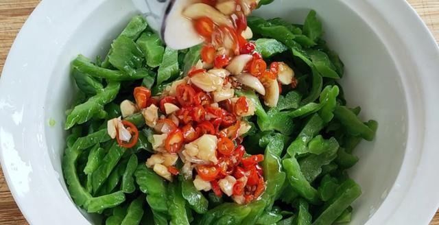 诀窍|苦瓜怎么做才好吃？只要掌握两个小诀窍，清脆爽口，一点都不苦