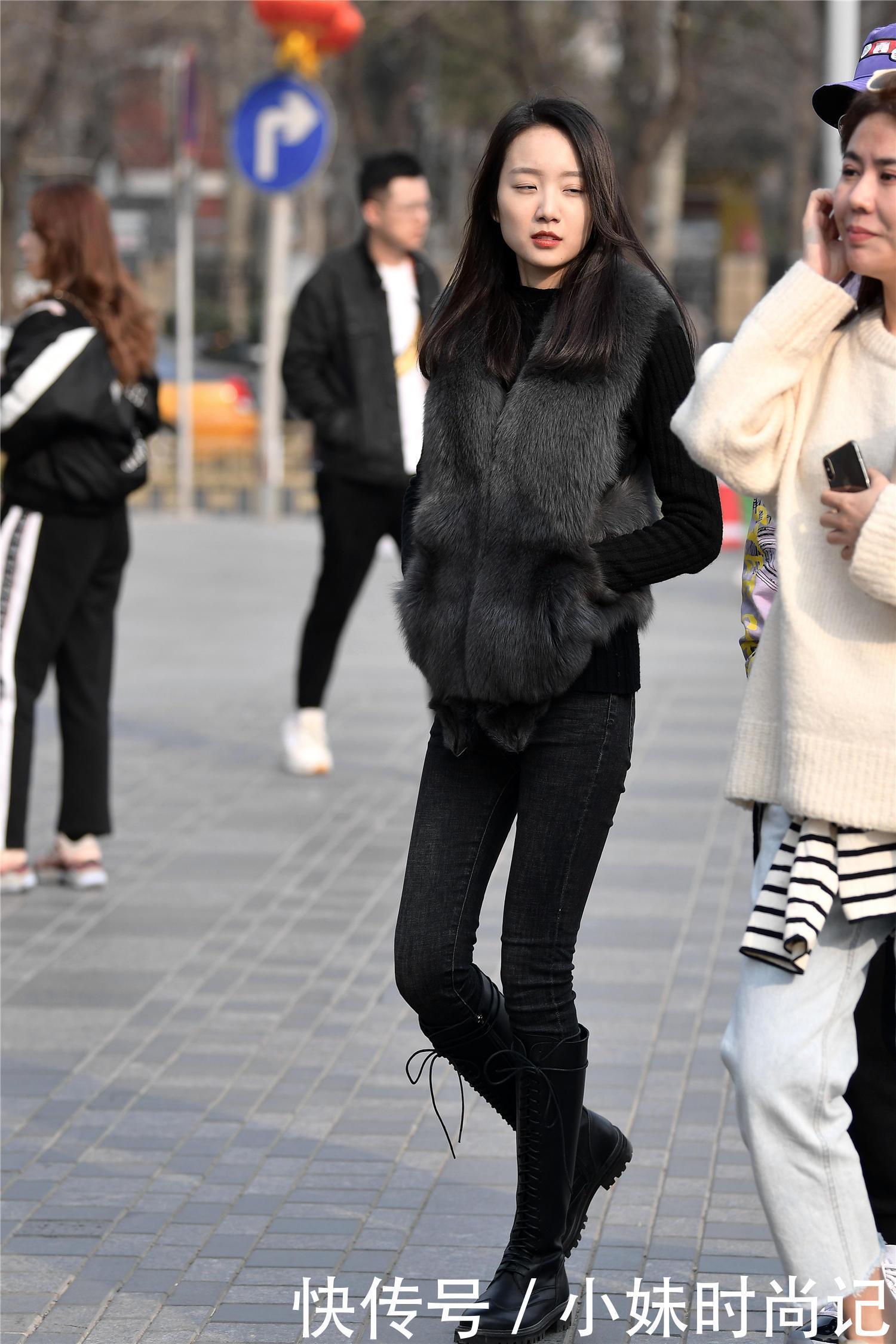 街拍:穿着紧身牛仔裤的姑娘,都是对自己身材非常自信,搭配出气质美