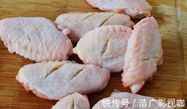 腌制|蒜香鸡翅的家常做法，外焦里嫩的，看着就香