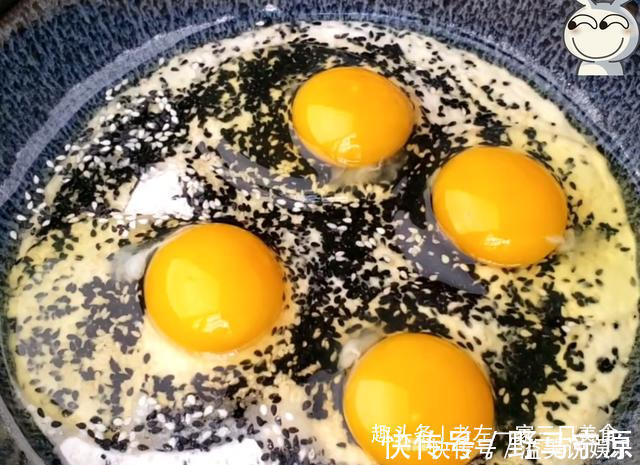 松软|宅在家里做美食,芝麻里打4个鸡蛋,不蒸不烙,松软美味比面包香