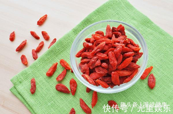 男性|男人进入45岁，喝水时多加点3种食材，肾脏或许会很“感谢”你