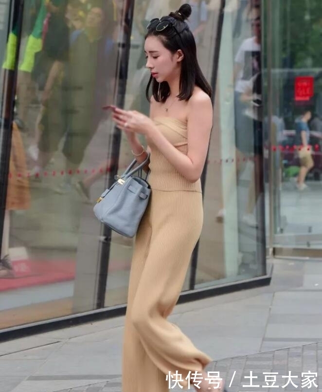 牛仔裤|时尚的小姐姐,一条普通的牛仔裤,照样把她修长的美腿展现出来了