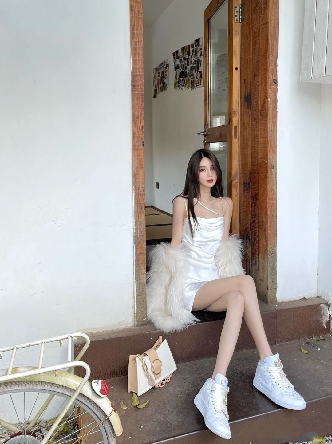 身材苗条的小姐姐,时尚穿搭吊带搭配皮草,减龄更显高级感