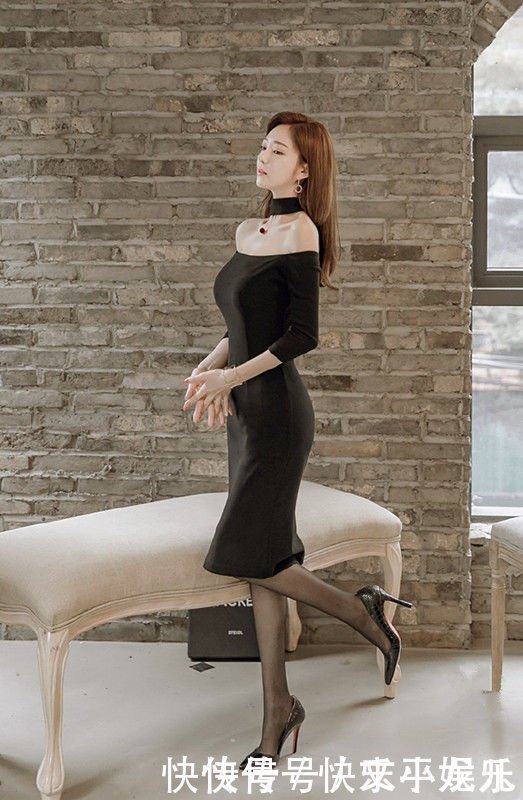 街拍个性时尚的小姐姐，穿搭紧身裙，彰显出十足魅力