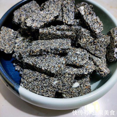 配着这盘棉花糖芝麻糖,米饭可以吃三大碗