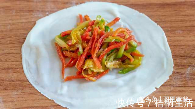 搅拌均匀|早餐别吃包子馒头了，1块钱饺子皮，5种巧用，美味解馋，孩子最爱