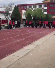 |搞笑GIF:下大雨的时候我们全班男生只需要一把伞就够了,你信不?