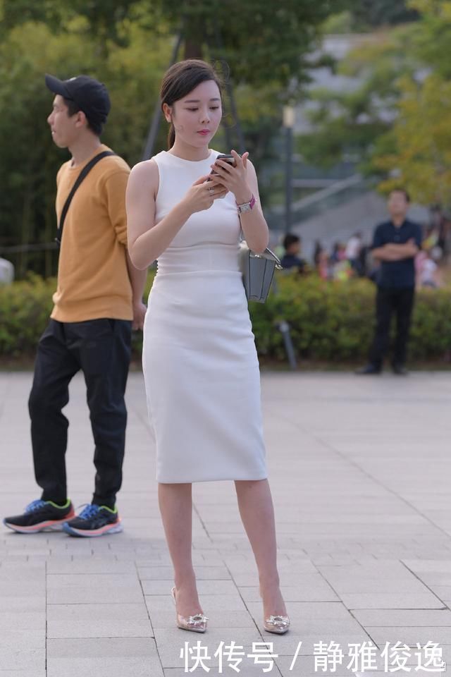 一个人要想显得端庄,还得试一下长裙穿搭,高贵大气