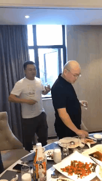 |搞笑GIF:妹子放开那个墙,有什么事冲我来!