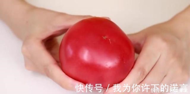 买西红柿要选“母”的，顶部看一眼就辨出，不怕挑到催熟的西红柿