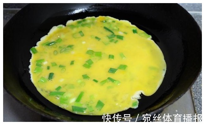 豌豆|2个馒头2个鸡蛋，教你在家做披萨，香软又拉丝，全家大小抢着吃