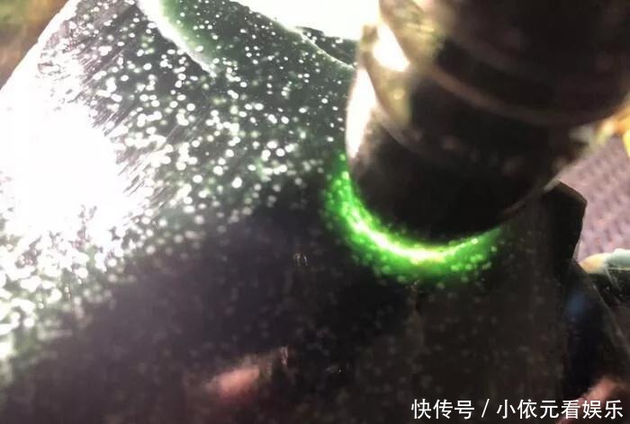 特色|朋友花5000买的原石,切出密密麻麻的棉,是涨是垮难以定夺!