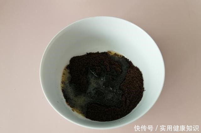 夏天不用烤箱也能做蛋糕,1搅1拌就完成,入口即化,孩子超爱吃