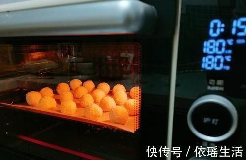 孩子爱吃的椰蓉球，趁周末多做些，不用打发，简单拌拌，香酥可口