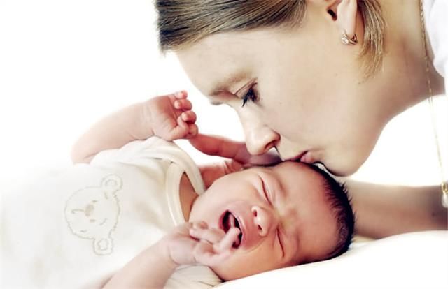 睡眠质量|宝宝晚上夜醒频繁 怎么哄都不睡 非要喂奶才能睡 该怎么办？