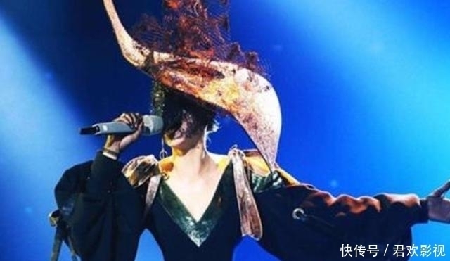 乖乖|蒙面唱将史上最大牌:揭面后评委乖乖起身,全都不敢点评